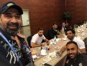مجدى عبد الغنى ينشر صورة مع نجوم المنتخب أثناء تناول الإفطار فى روسيا