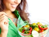 كفاية كحك وكتر الخضار والفاكهة.. نصائح للعودة إلى تناول الطعام بعد العيد