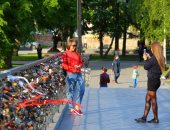 صور.. جسر العشاق وأقفال الحب فى مدينة "إيكاترينبرج" الروسية
