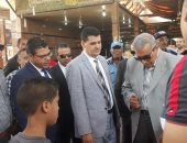 صور وفيديو.. رئيس حماية المستهلك يصل سوق العبور للتأكد من توافر الخضراوات والفاكهة