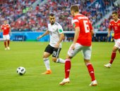 فيديو.. أحمد فتحى يسجل هدفا بالخطأ فى مرماه لصالح روسيا