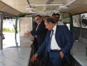صور.. محافظ الإسكندرية يتفقد عربة مأكولات متنقلة لتشجيع المشروعات الشبابية