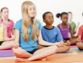 اليوجا مش بس للكبار.. بتعلم الأطفال التسامح والرضا والثقة بالنفس