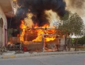 صور.. السيطرة على حريق بعد أن التهم كافتيريا بمنطقة أبو عشرة بالغردقة