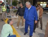 محافظ الوادى الجديد يتفقد ميدان الشعلة بالخارجة ويتابع تركيب مطبات صناعية 