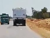 فيديو.. قارئ يرصد تطاير القمامة من قلاب تابع لمحافظة دمياط بسبب السرعة