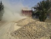 ماذا فعل محافظ أسيوط فى خطة رصف الطرق والنظافة فى مركز القوصية "صور"