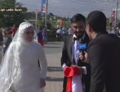 فيديو.. عروسان مصريان يحضران مباراة مصر والسعودية بملابس الزفاف