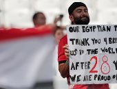 صورة.. مشجع يرفع لافتة شكر لمنتخب مصر قبل مباراة السعودية