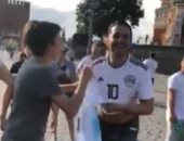 كأس العالم 2018.. مشجع أرجنتينى يتوسل لمصرى لاستبدال قميص ميسى بــ "صلاح"