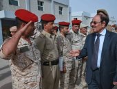 نائب الرئيس اليمنى يدشن دورات تأهيل القادة والضباط بمدرسة القوات الخاصة