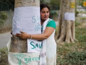 صور.. هنود يحتضنون الأشجار لإنقاذهم معدلات التلوث المرتفعة