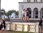 فيديو.. ماليزيا تحظر دخول السياح لمسجد بعد دخول فتاتين بملابس قصيرة 