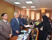 محافظ الشرقية يسلم 25 أسرة محدودة الداخل شهادات أمان.. صور