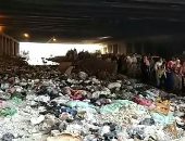 صور.. شكوى من تراكم القمامة أسفل الطريق الدائرى بجزيرة محمد فى الوراق