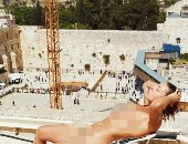 السلطات الإسرائيلية تسمح لعارضة أزياء بلجيكية بالتقاط صورة عارية بحائط البراق