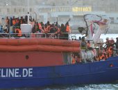 صور.. سفينة تقل 230 مهاجرا ترسو فى مالطا بعد أزمة استمرت أسبوعا