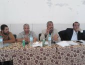 رئيس مركز الداخلة يعقد اجتماع مع منتفعى مشروع الظهير الصحراوى بقرية الجديدة
