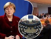 بعد سقوط ألمانيا من عرش المونديال.. أنجيلا ميركل تواجه شبح السقوط من قيادة أوروبا لصالح فرنسا.. انقسامات القارة حول سياسة الهجرة تلقى بظلالها على الداخل.. والمرأة الحديدية عليها الاختيار بين منصبها ومبادئها