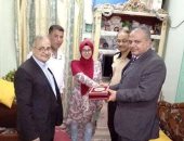 رئيس مدينة أشمون يكرم الأولى على الجمهورية بالتعليم الفنى