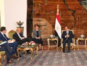 السيسي يؤكد لوزير خارجية فرنسا أهمية مواصلة التنسيق والتشاور بين البلدين