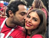كريم فهمى عن صورته بصحبة زوجته خلال تشجيع المنتخب: "قبل المباراة بساعة"