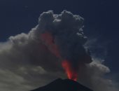 صور.. بركان "جبل أجونج" فى بالى الإندونيسية يثور مجددا ويقذف حمما ودخانا