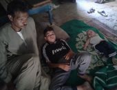فيديو وصور.. مأساة أسرة بسوهاج تنام على الأرض وتطالب بمعاش وترميم مسكنهم