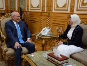 صور.. "العصار" يستقبل وزيرة الصحة لمتابعة سير المشروعات المشتركة بين الجانبين
