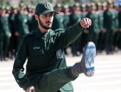 صور.. علم إسرائيل أسفل أحذية ضباط إيران فى استعراض أمام المرشد