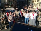 فيديو.. مواطنون يحتفلون بذكرى 30 يونيو بالتحرير ويلتقطون صور تذكارية مع جنود الجيش