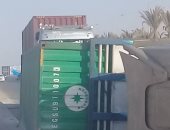 قارئ يشارك بصور لحادث انقلاب سيارة نقل ثقيل بطريق الواحات