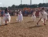 فيديو.. مباراة كرة قدم ودية بين روسيات ترتدين أثواب زفاف