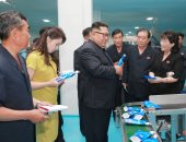 صور.. زعيم كوريا الشمالية يتفقد مع زوجته مصنعا لمستحضرات التجميل