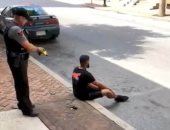 صور.. شرطى أمريكى يصعق رجلا أسود أعزل فى ولاية بنسلفانيا