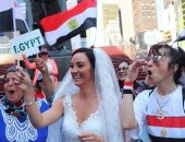فيديو وصور.. عروسان أمريكيان يشاركان المصريين الاحتفال بـ30 يونيو فى نيويورك