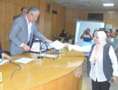 صور.. محافظ المنيا يكرم العاملين بخدمة المواطنين لتميزهم فى حل الشكاوى 