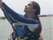 صور.. نيللى كريم تتعلم رياضة ركوب الأمواج 