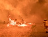 تحسن الجو يعزز جهود رجال الإطفاء فى مواجهة حرائق الغابات بكاليفورنيا