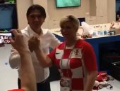 فيديو.. رئيسة كرواتيا تعانق مودريتش ورفاقه بغرف الملابس بعد الوصول لدور الـ8