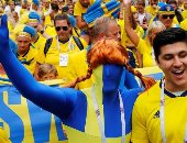 مشجعو السويد وسويسرا يحتفلون قبل مباراة منتخبى بلديهما  