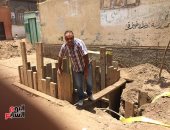 فيديو وصور .. تفاصيل العثور على حجر أثرى أثناء حفر مشروع للصرف الصحى بسوهاج