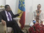  رئيس وزراء إثيوبيا يستقبل الروبوت "صوفيا"