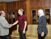 رئيس جامعة أسيوط يستقبل مبعوث مكتبة الإسكندرية لتدريس اللغة الفرنسية