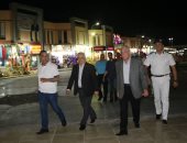 صور.. محافظ جنوب سيناء يتفقد مشاية حى النور والسوق القديم بشرم الشيخ 