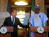 صور.. الرئيس الفرنسى يصل نيجيريا ويلتقى نظيره محمد بخارى 