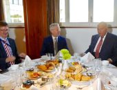 سامح شكرى يستهل يومه الثانى بألمانيا بإفطار عمل مع النائب نوربرت روتيجن