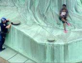 فيديو.. الشرطة الأمريكية تعتقل امرأة تسلقت تمثال الحرية فى نيويورك