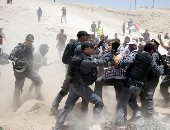 صور.. قوات الاحتلال تسحل و تعتقل فلسطينيين أثناء اشتباكات فى خان الأحمر