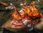صور.. مسلمو الإيغور بتركيا يحيون ذكرى مقتل 200 شخص بحرق صورة رئيس الصين